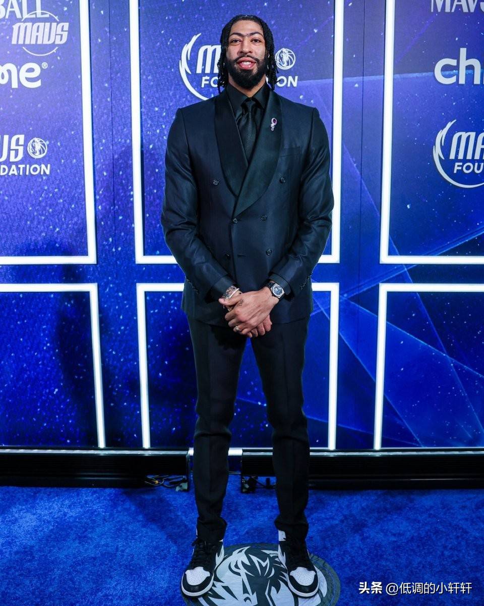 NBA球员代表球队参加慈善活动
