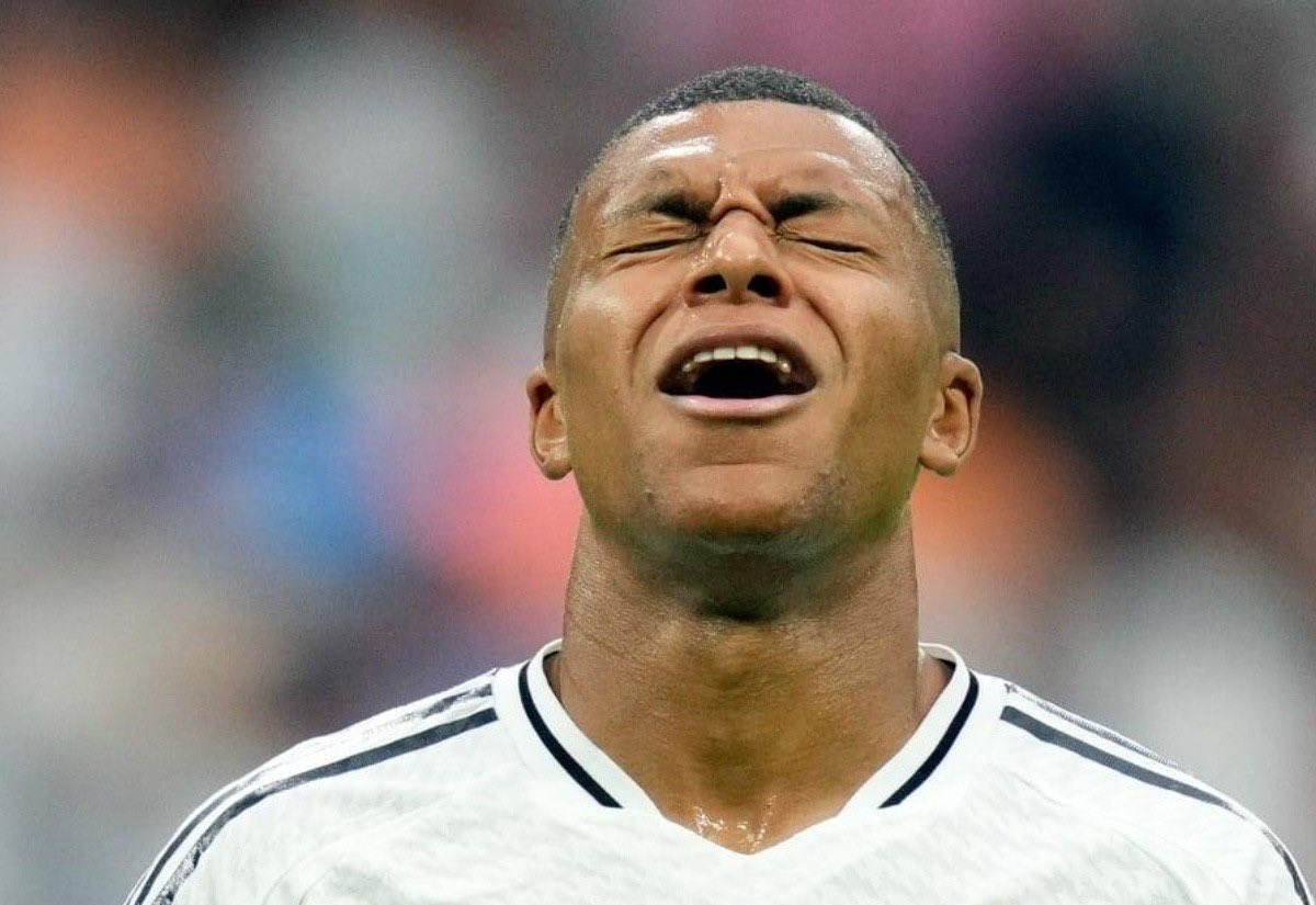 球场上的决战即将来临，球迷们为之疯狂欢呼的简单介绍