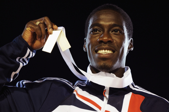 俄罗斯选手在田径比赛中夺得银牌