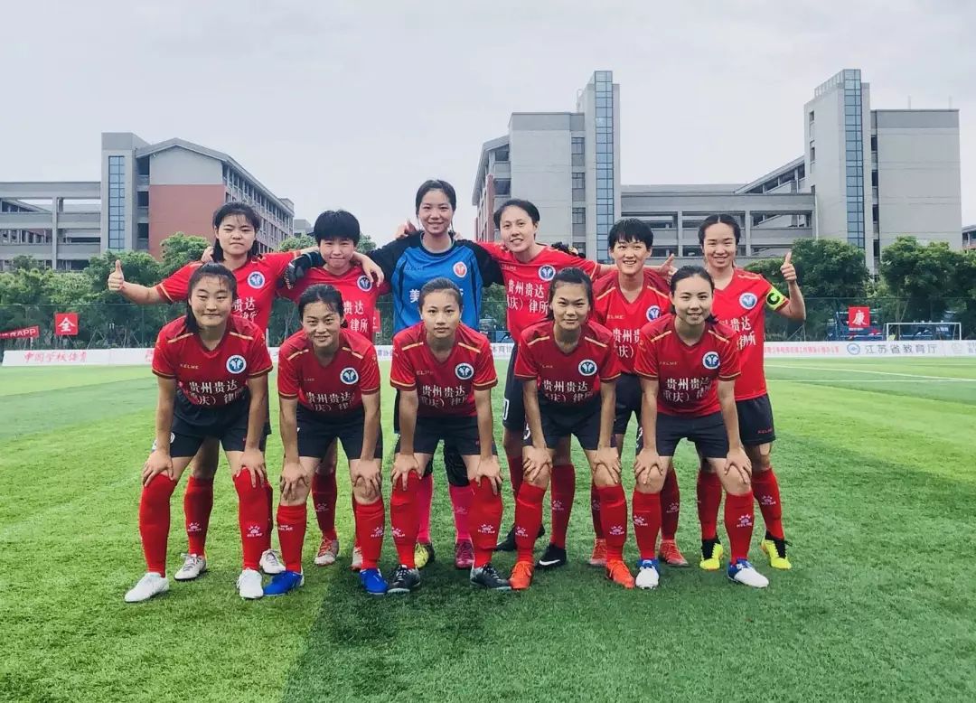 杰出表现：女足比赛选手登上颁奖台的简单介绍