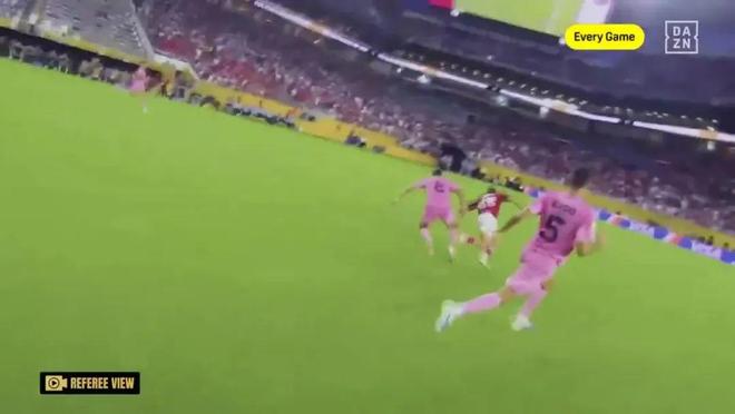 历史罕见一幕：足球赛场上爆发冲突，裁判紧急介入的简单介绍