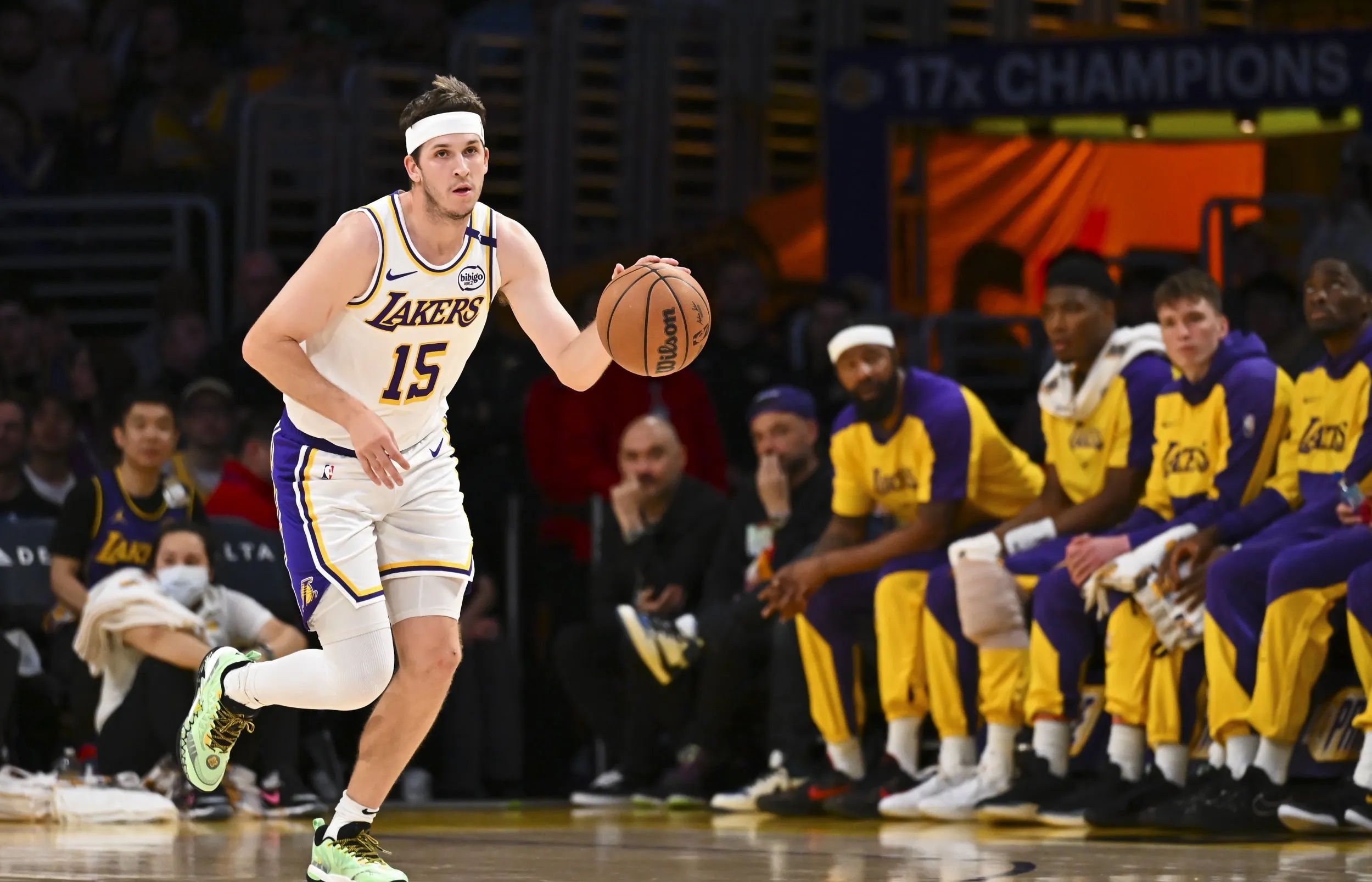 B体育培训-湖人队老将受伤无缘下场，球迷为他祈福祝福